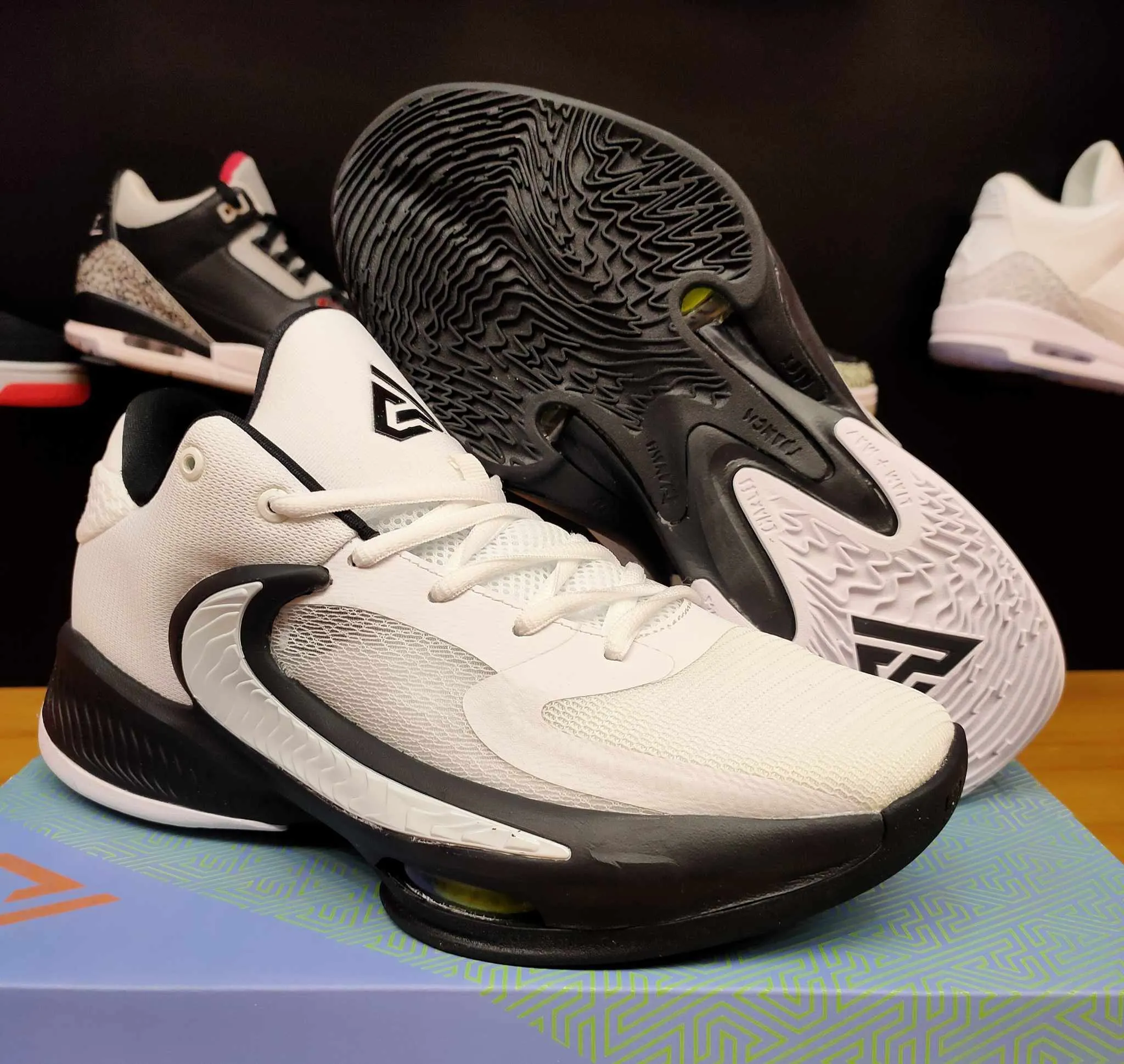 Giannis Freak4 "WhiteBlack"