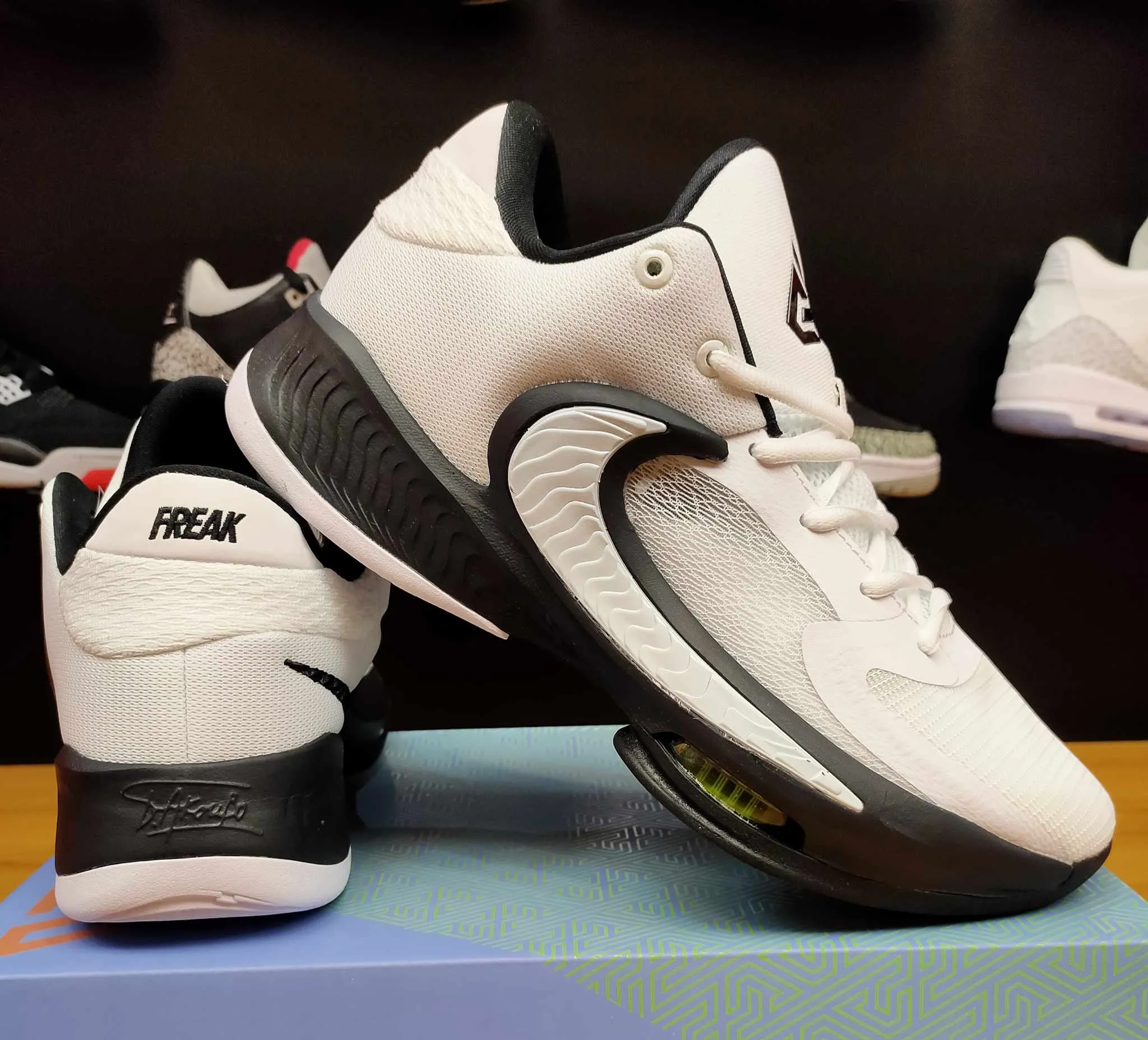 Giannis Freak4 "WhiteBlack"