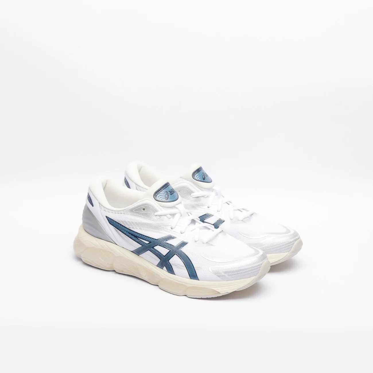 Sneaker running Asics Gel-Quantum 360 VIII in tessuto bianco e logo blu