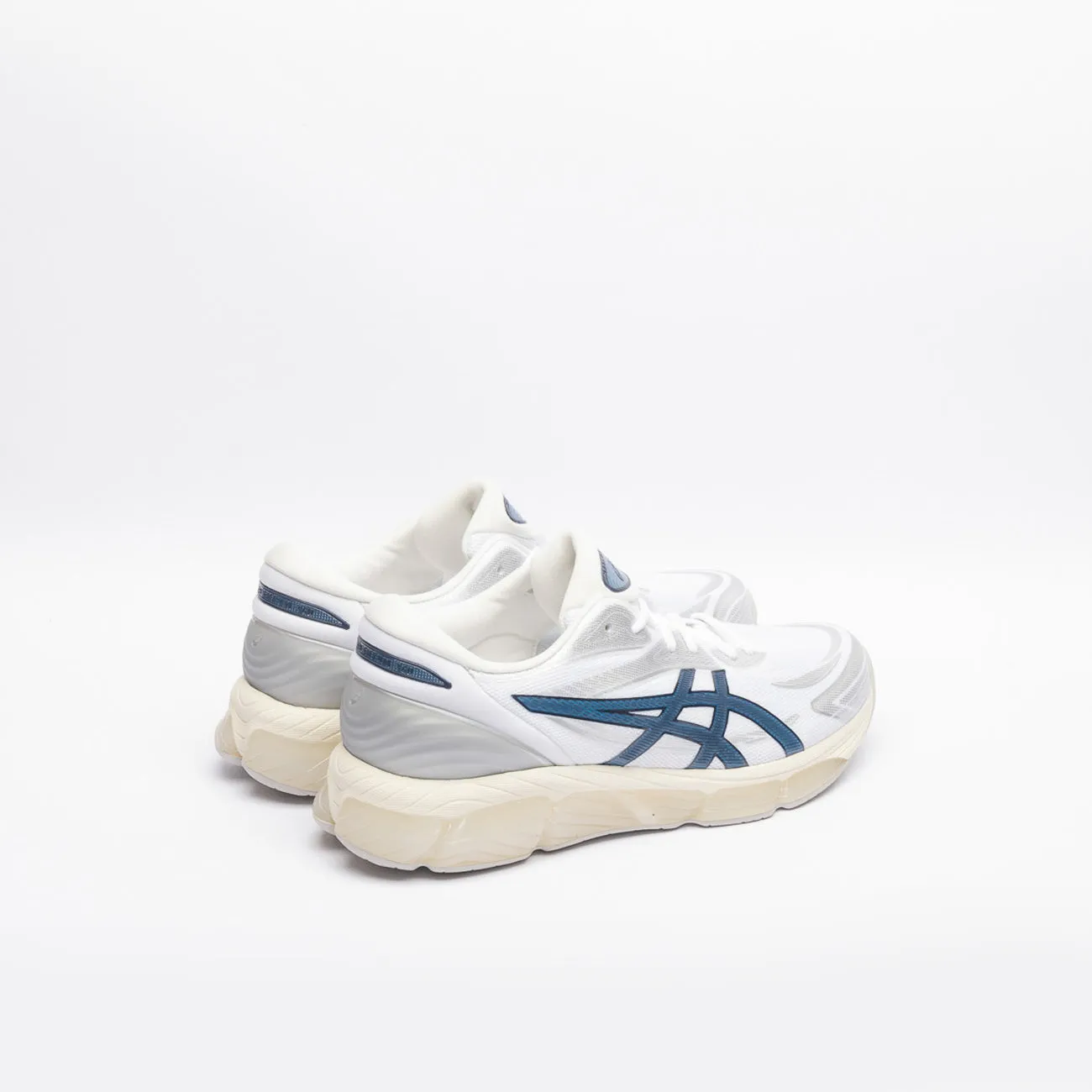Sneaker running Asics Gel-Quantum 360 VIII in tessuto bianco e logo blu