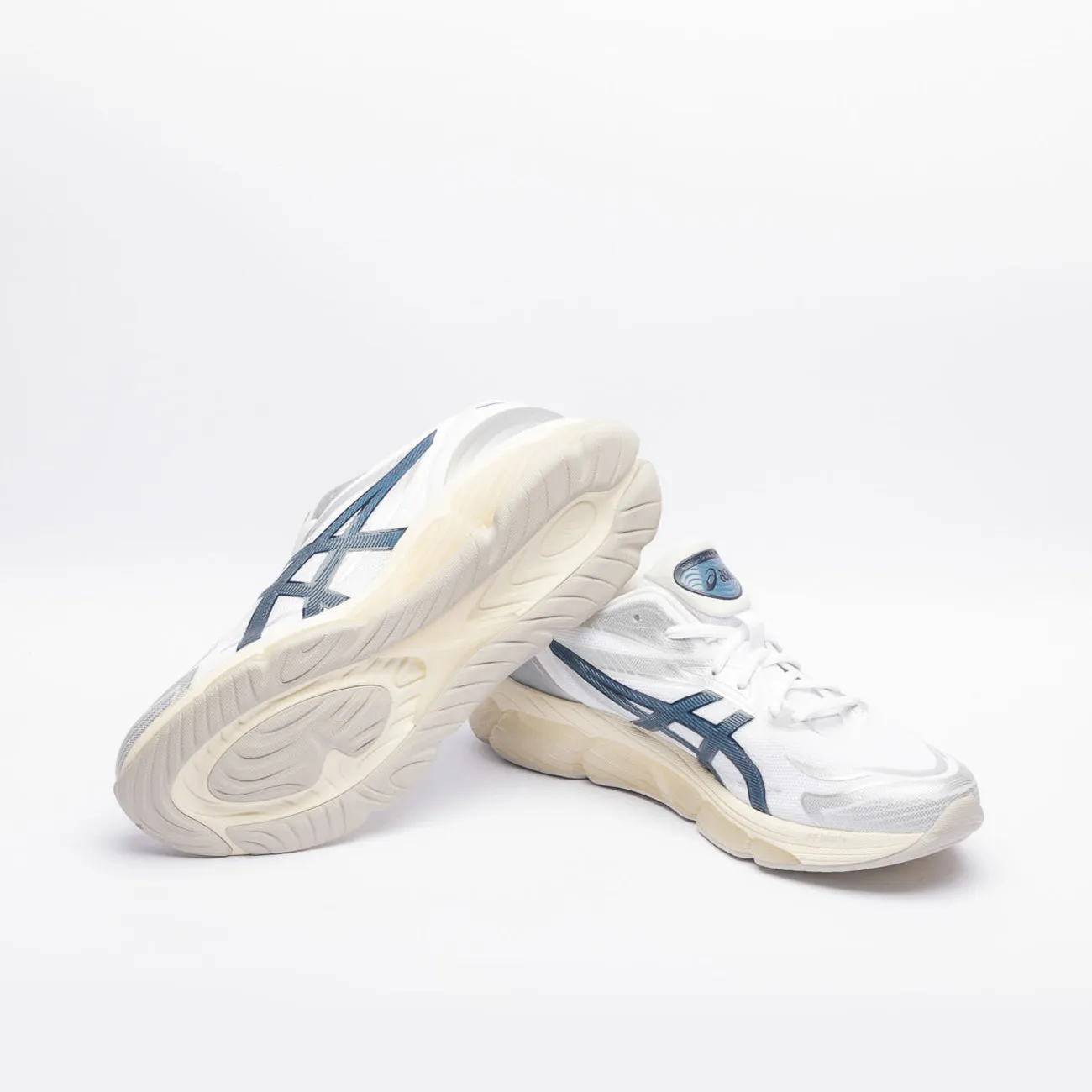 Sneaker running Asics Gel-Quantum 360 VIII in tessuto bianco e logo blu
